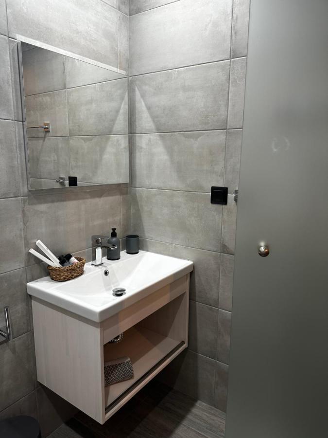 Thea Comfy Living Aparthotel Vrasná Exteriör bild