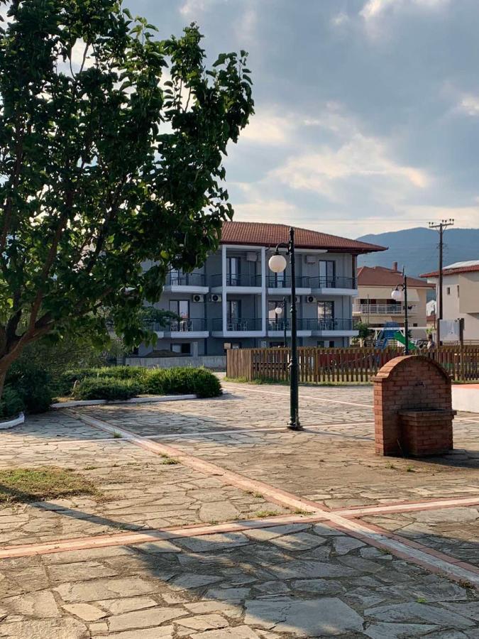 Thea Comfy Living Aparthotel Vrasná Exteriör bild